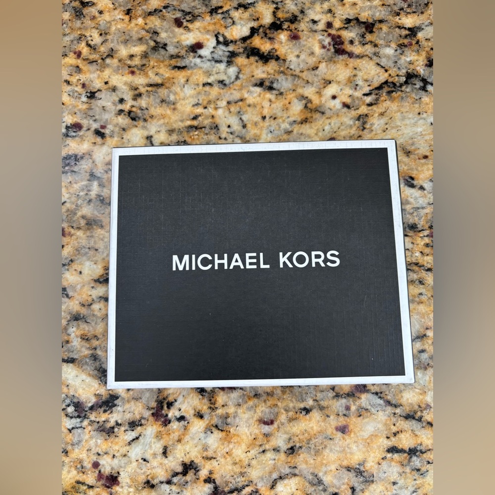 Michael Kors Black Wallet with White Box - Picture 2 of 6